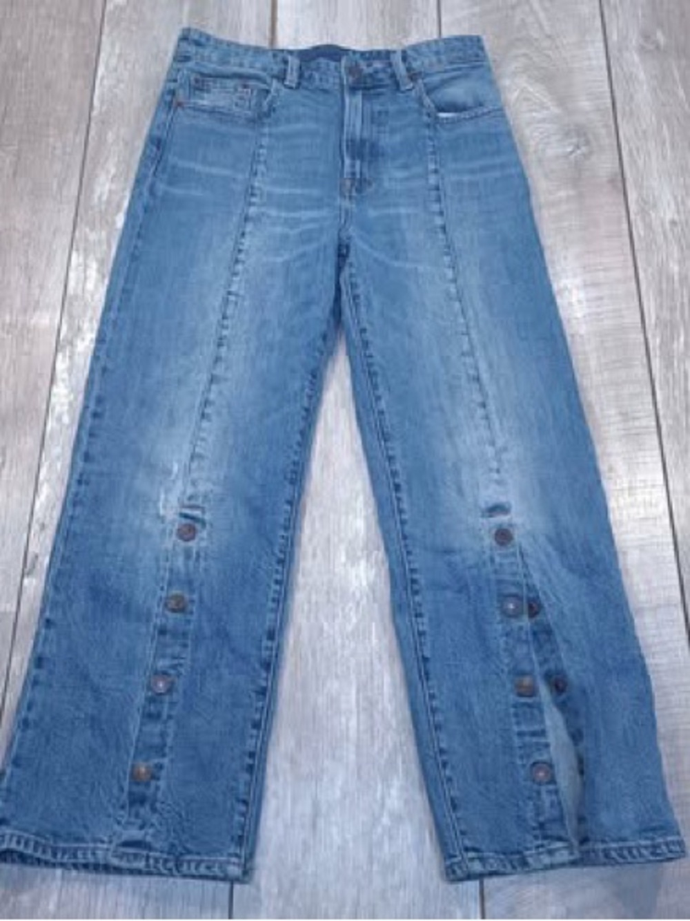 Lucky brand women’s jeans
Lucky pins style with snaps on the lower leg size 8